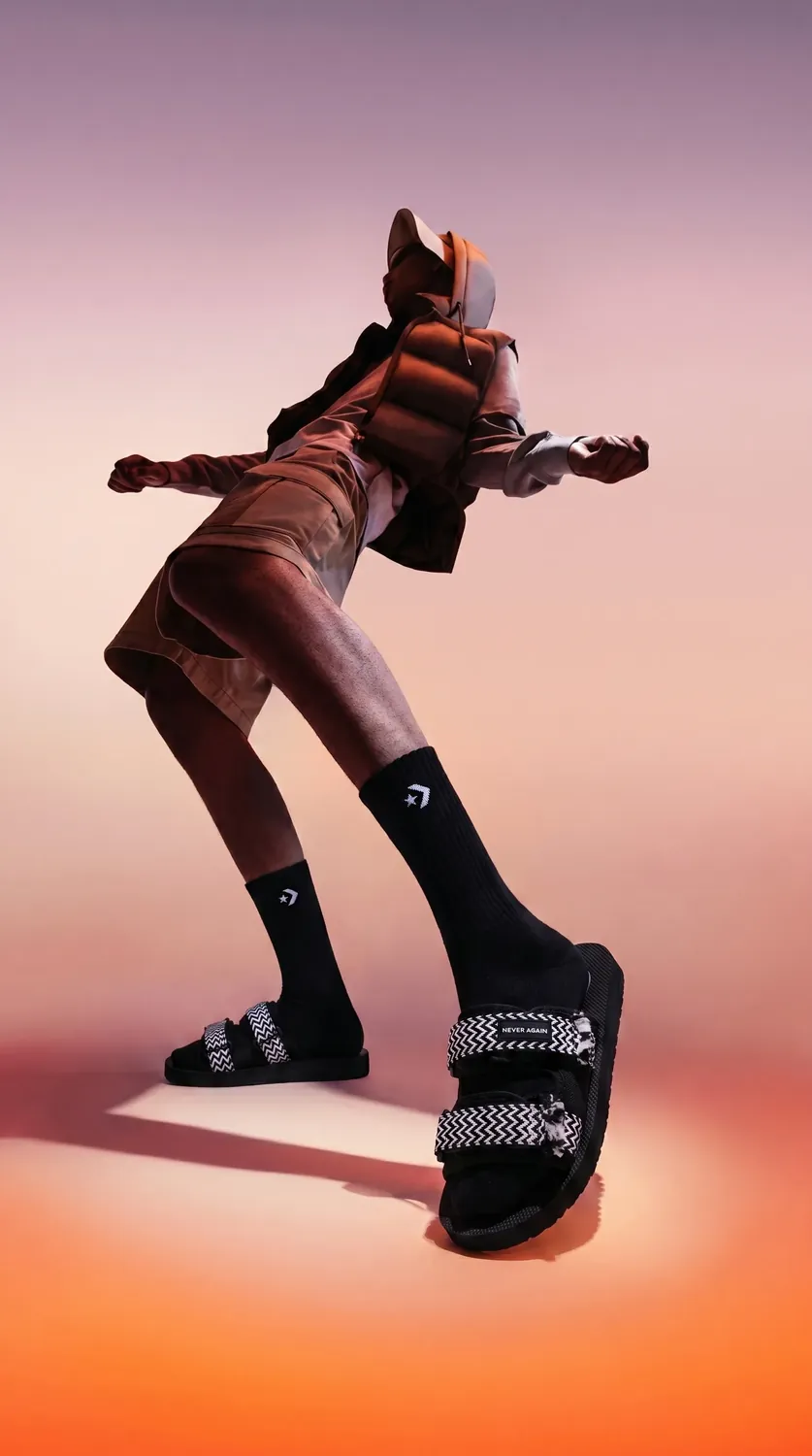 Immagine lifestyle di scarpe sandali uomo per scarpe | CS Creation